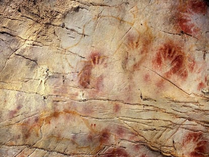 Pinturas rupestres en la cueva cántabra de El Castillo.