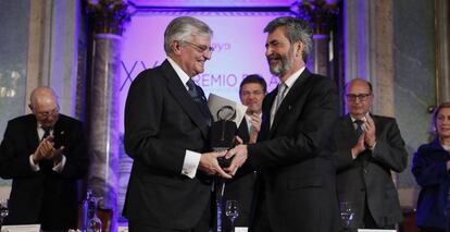 Eduardo Torres Dulce y Carlos Lesmes durante la entrega del premio.