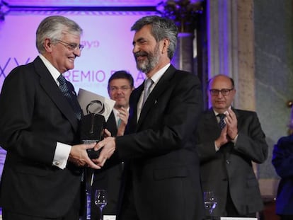 Eduardo Torres Dulce y Carlos Lesmes durante la entrega del premio.