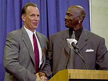 Michael Jordan saluda a Doug Collins, nuevo técnico de los Washington Wizzards para la próxima temporada.