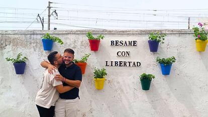 El alcalde, Sebastián Lijarcio, y el edil de Igualdad y Diversidad, Rubén Bascón, frente al mosaico instalado por el ayuntamiento de Espeluy.