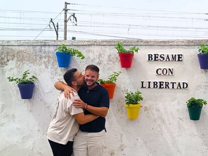 El alcalde, Sebastián Lijarcio, y el edil de Igualdad y Diversidad, Rubén Bascón, frente al mosaico instalado por el ayuntamiento de Espeluy.