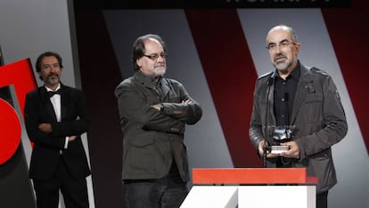 Josetxo Moreno, con el premio del p&uacute;blico del festival de San Sebasti&aacute;n 2013 para &#039;De tal padre, tal hijo&#039;, de Kore-eda. A su lado, Otilio Garc&iacute;a.