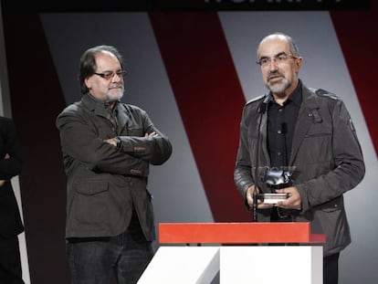 Josetxo Moreno, con el premio del p&uacute;blico del festival de San Sebasti&aacute;n 2013 para &#039;De tal padre, tal hijo&#039;, de Kore-eda. A su lado, Otilio Garc&iacute;a.