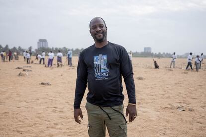 Dopo Koffi Mali es el director de Medio Ambiente y Protección de la Naturaleza del Golfo. “Si no paramos la contaminación, habrá graves consecuencias en la biodiversidad. Hemos encontrado tortugas muertas en la playa con plásticos en el estómago”. Para Koffi, actividades como las realizadas por ERD Afrique son importantes para la protección del litoral.