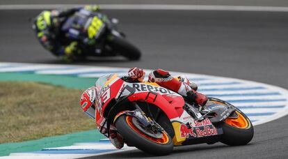 Marc Márquez (Repsol Honda) seguido por el piloto italiano Valentino Rossi (Yamaha) este sábado durante los terceros entrenamientos libres en la jornada de clasificación del Gran Premio de España de MotoGP, en Jerez.