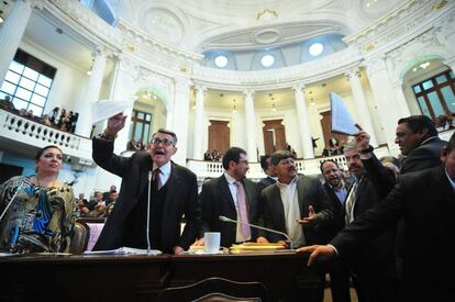 Diputados de Morena y el PRD discuten en la Asamblea de la Ciudad de México.