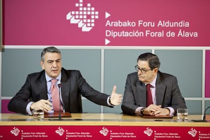 Javier de Andrés (izquierda) y Mario Fernández, durante la firma del convenio en apoyo de la candidatura del Valle Salado.