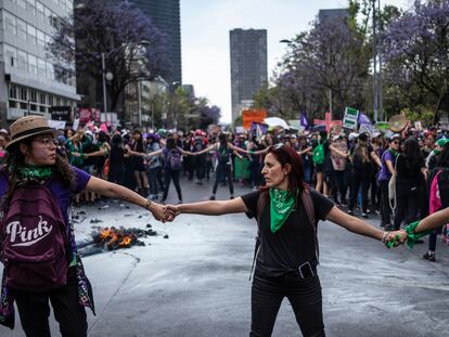 Manifestantes protestan en Ciudad de México por el Día Internacional de la Mujer, el 8 de marzo de 2020.