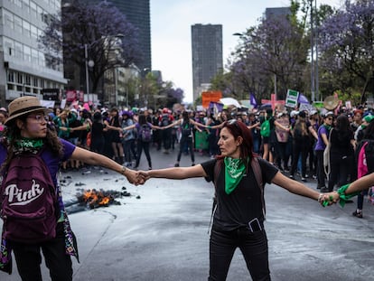 Manifestantes protestan en Ciudad de México por el Día Internacional de la Mujer, el 8 de marzo de 2020.