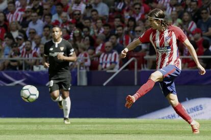 Filipe Luis durante el partido ante el Sevilla.