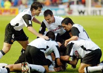 Los jugadores del Valencia, eufóricos tras ganar ayer al Betis.