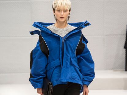 Balenciaga reinventa la silueta femenina
