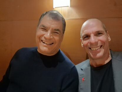 Varoufakis con el expresidente ecuatoriano, Rafael Correa, en una imagen compartida en redes sociales el 31 de enero.