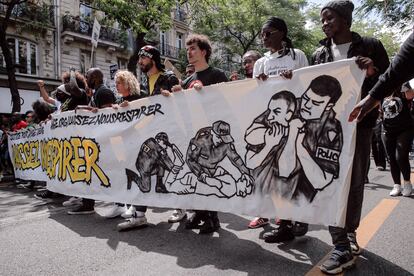 Manifestación en París el pasado sábado en recuerdo del joven franco-senegalés muerto en 2007 en la capital francesa, bajo custodia policial.