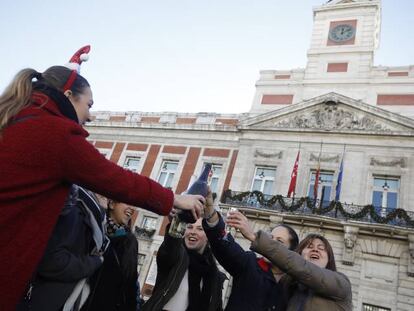 J&oacute;venes en la celebraci&oacute;n de las &#039;preuvas&#039; en la Puerta del Sol de Madrid. 