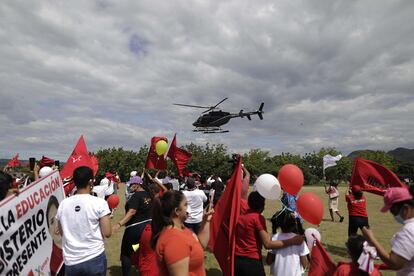 Simpatizantes del Partido Libertad y Refundación (LIBRE) asisten a un mitín político en Nacaome, Honduras.