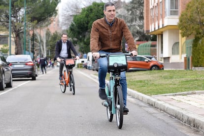 Sánchez prueba el sistema de préstamo de bicicletas junto al alcalde de Valladolid, Óscar Puente, el sábado.