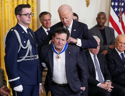 Joe Biden condecora a Michael J. Fox.