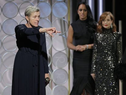 Frances McDormand tras recibir su premio en los Globos de Oro.