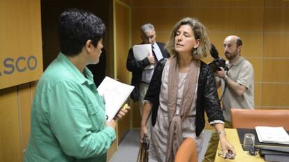 La consejera Ana Oregi conversa con la parlamentaria de EH Bildu Marian Beitialarrangoitia antes del debate monográfico sobre cambio climático en la Cámara vasca.