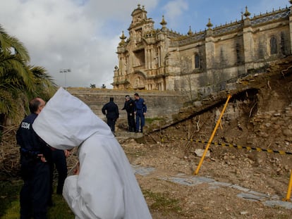 La policía inspecciona los daños causados por las lluvias en la Cartuja de Jerez, donde se han derrumbado un muro y una techumbre.