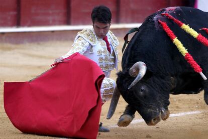 El diestro Salvador Vega, con el tercer toro de la corrida de ayer en Málaga.