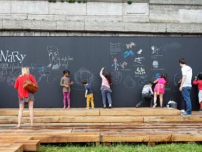 Pizarra para que los niños dejen su huella en la orilla del río parisino.