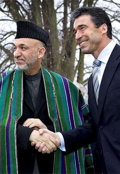 El primer ministro danés, Anders Fogh Rasmussen, junto al presidente de Afganistán, Hamid Karzai.