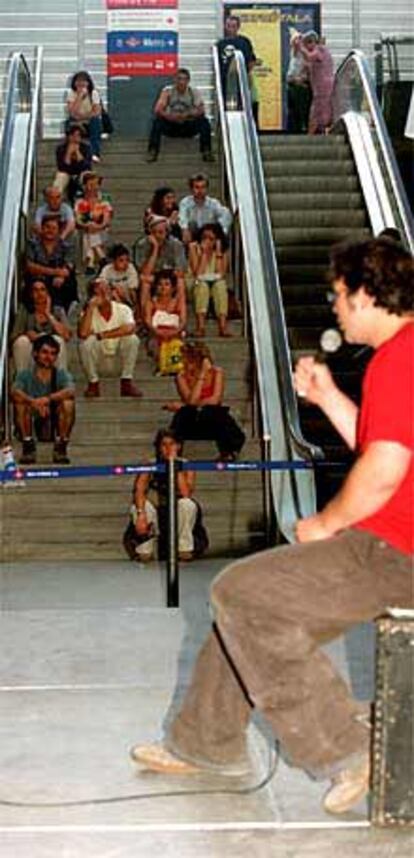 Representación teatral en la estación de Príncipe Pío.