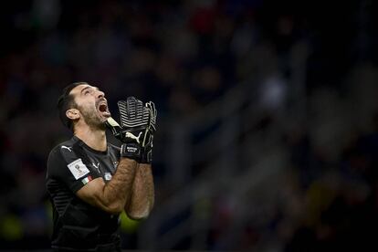 Gianluigi Buffon se lamenta de la eliminación de su equipo, tras empatar a cero en el partido de vuelta de la repesca contra Suecia ( 2017/11/13).