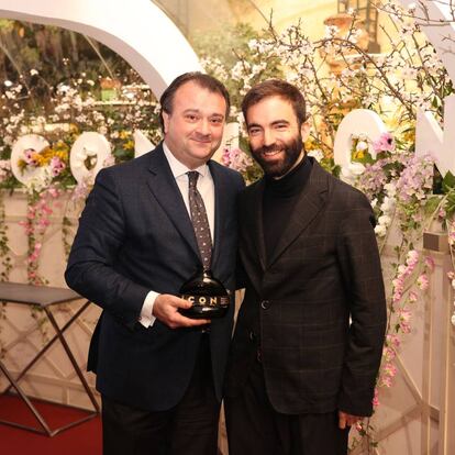 Álvaro Artiach, director general de Sisley, y Carlos Primo, jefe de redacción de moda y belleza de ICON, en la entrega del Premio Especial de la Redacción a Sisley Eau de Campagne.