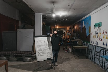 José Castillo, el profesor de español de Almería Acoge, momentos después de acabar su clase para migrantes. “La situación laboral de las personas que acaban de llegar a España es desastrosa, no tienen acceso a ningún trabajo cualificado y se ven abocados a acabar aceptando trabajos mal pagados. Muchos de ellos lo tienen que hacer de forma ilegal, ya que no han podido regularizar su situación. Y todo está empeorando para estas personas, los métodos de documentación son mucho más largos y el trabajo está cada vez peor pagado”, explica. El tiempo de demora para formalizar la petición de asilo, subraya, puede tardar hasta 24 meses. “Un solicitante de asilo que consiguiera hoy una cita para el próximo año debería esperar otros seis meses para disponer de autorización para trabajar, según la legislación vigente”.