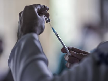 Profissional prepara uma dose da vacina contra a covid-19 no Rio de Janeiro.
