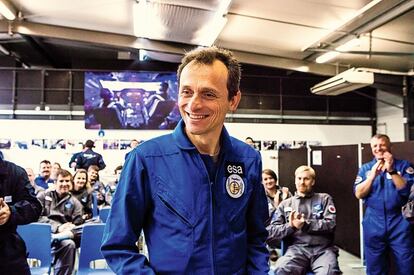 El astronauta español Pedro Duque recibe un certificado tras un vuelo de gravedad cero.
