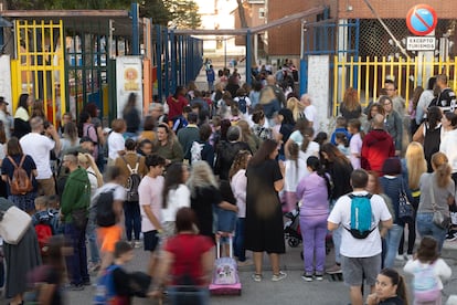 Familiares en la entrada de un colegio de Madrid durante el primer día del curso escolar