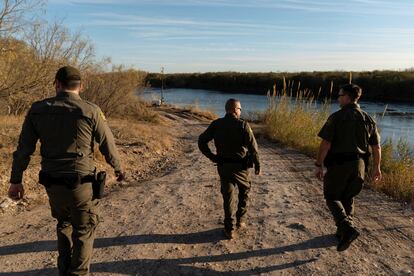 Agentes de Aduanas y Protección Fronteriza (CBP) de Estados Unidos  caminan junto al río Grande en Eagle Pass, Texas, este miércoles.