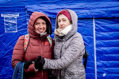 Elizaveta and Iryna Draganova, two pianists from Mariupol, after crossing into Siret.