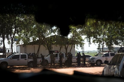 Agentes de la Policía Nacional de Paraguay a las afueras del asentamiento campesino de Guahory (Paraguay).