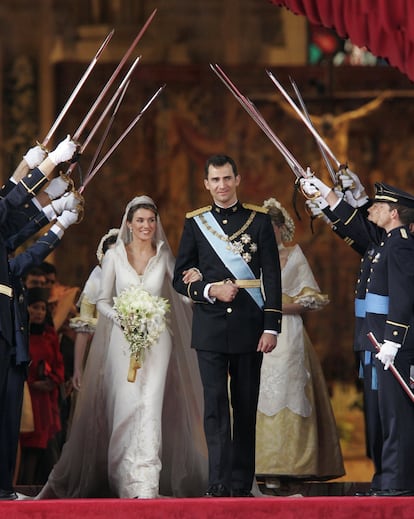 Los compañeros de promoción de Don Felipe de las tres academias militares forman con sus sables un arco en honor a los novios a la salida de la catedral de la Almudena.