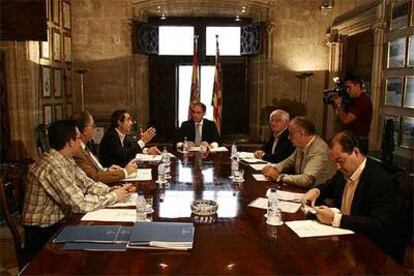 Francisco Camps y varios miembros del Consell durante su reunión de ayer en el Palau de la Generalitat.