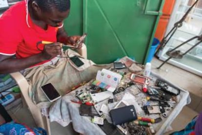 Un puesto de reparación electrónica en una calla de Accra, la capital de Ghana.