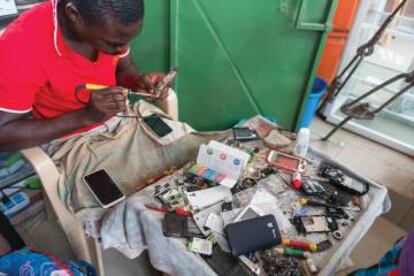 Un puesto de reparación electrónica en una calla de Accra, la capital de Ghana.