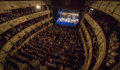 Una imagen del concierto de Obrint Pas en el Teatro Principal de Valencia el d&iacute;a 22 de mayo. 