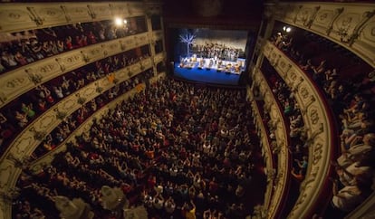 Una imagen del concierto de Obrint Pas en el Teatro Principal de Valencia el día 22 de mayo.