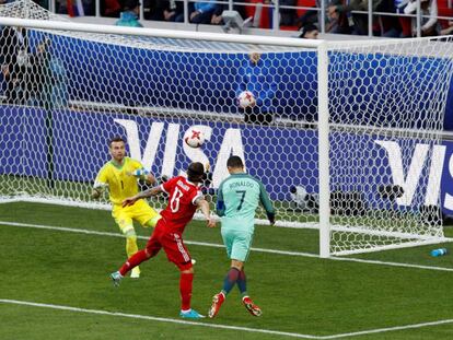 Cristiano marca de cabeza el gol de Portugal.