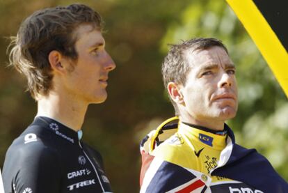 El campeón del Tour 2011, Cadel Evans (derecha), junto a Andy Schleck, segundo.