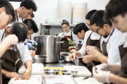 En la cocina de Disfrutar reina el silencio. La concentración es importante. No puede haber fallos.