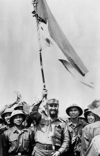 Castro durante sua visita a território controlado pelos guerrilheiros comunistas no Vietnã do Sul, em setembro de 1973, em meio à guerra do Vietnã.