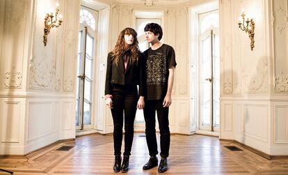 Victoria Legrand y Alex Scally, integrantes de Beach House, en una foto promocional.